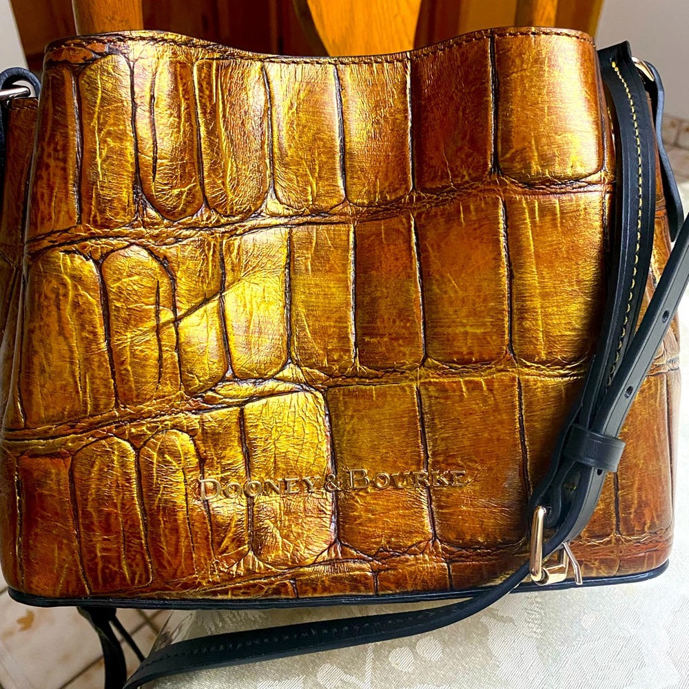🛍️Dooney and Bourke Crocodile Embossed Petite Bucket Crossbody Purse